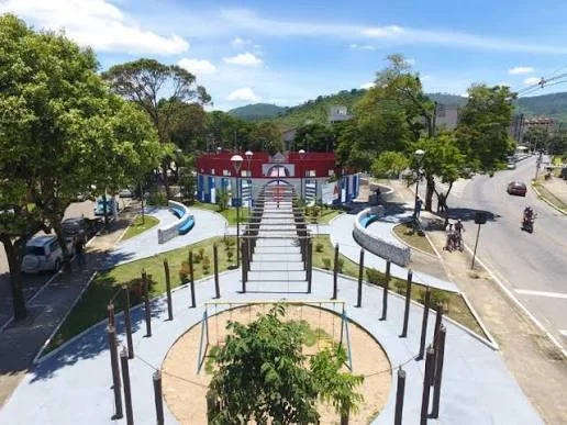Monumento da Paragem do Ribeirão do Timóteo, em praça arborizada.