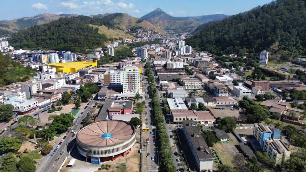 Vista aérea do centro de Timóteo, com o Ginásio José York em primeiro plano.